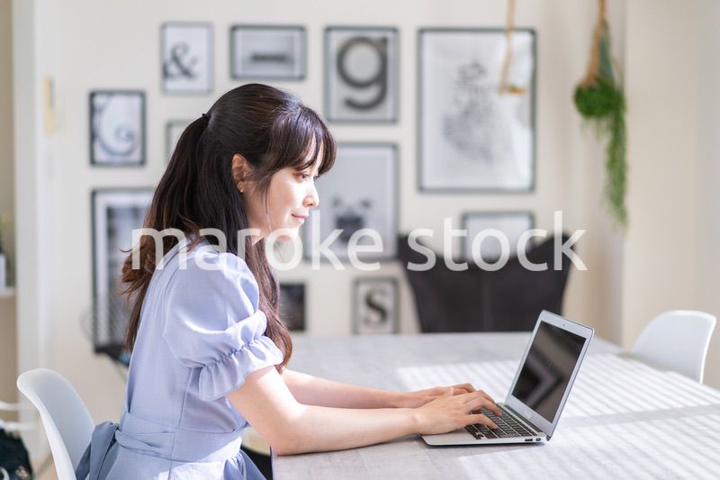 在宅勤務をする若い女性