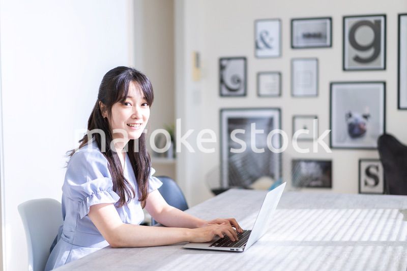 在宅勤務をする若い女性