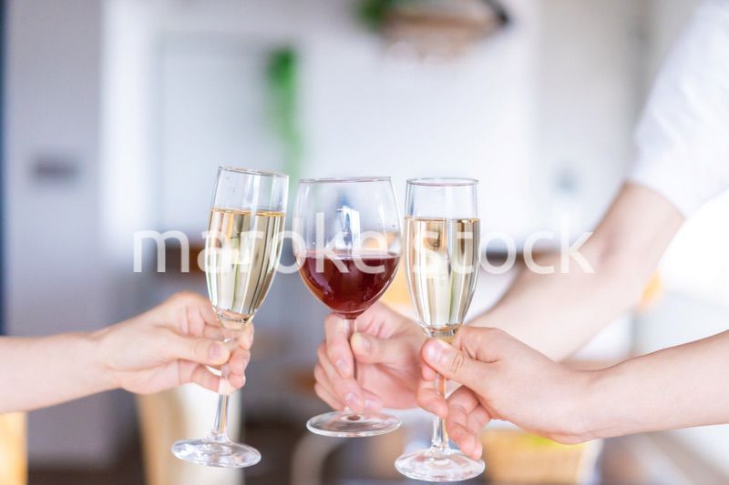 ワイングラスで乾杯をする若い男女