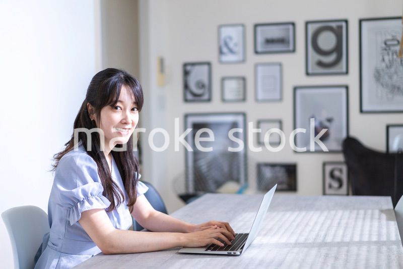 在宅勤務をする若い女性