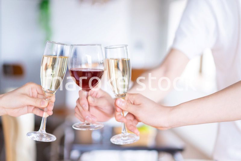ワイングラスで乾杯をする若い男女