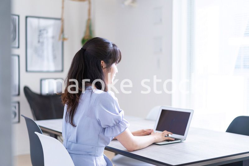 在宅勤務をする若い女性