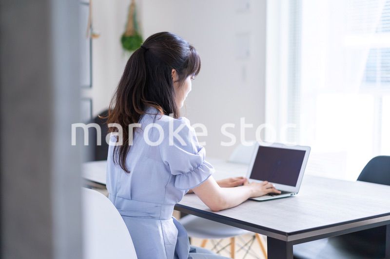 在宅勤務をする若い女性