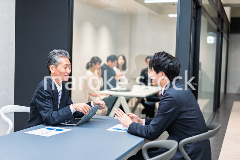 オフィスで働くビジネスパーソン