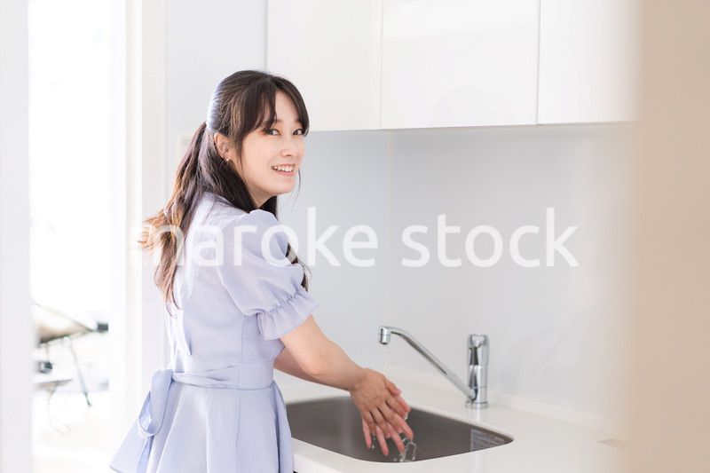 食器洗いをする若い女性