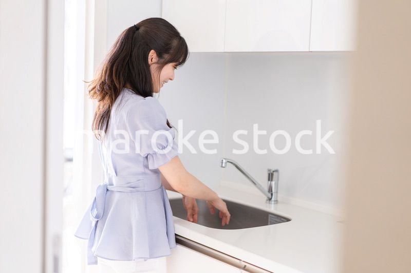食器洗いをする若い女性