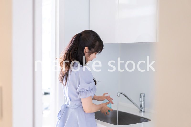 食器洗いをする若い女性