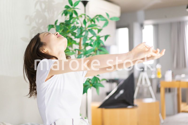 朝日で目覚める若い女性