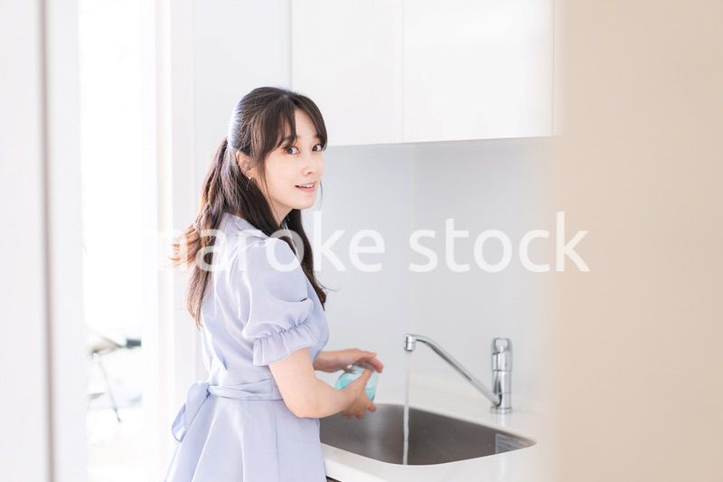 食器洗いをする若い女性