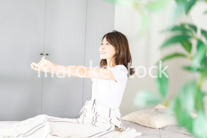 朝日で目覚める若い女性