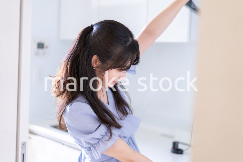 食器洗いをする若い女性