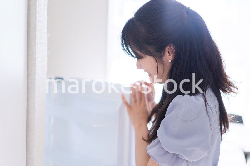 食器洗いをする若い女性