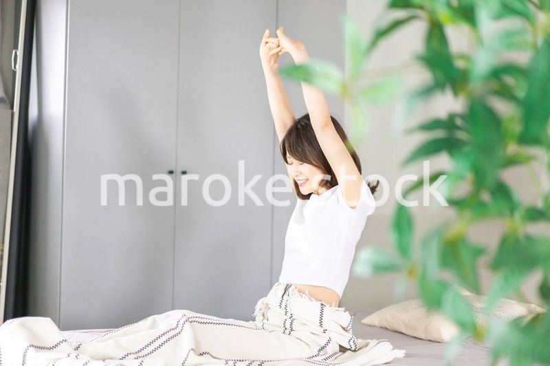 朝日で目覚める若い女性