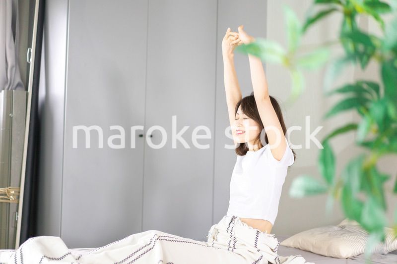 朝日で目覚める若い女性