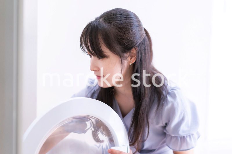 洗濯をする若い女性