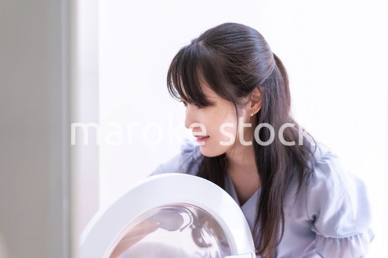 洗濯をする若い女性