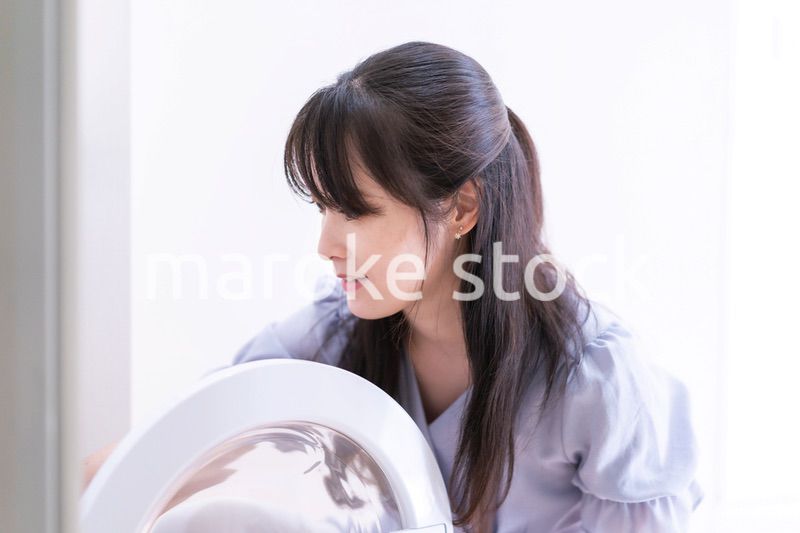 洗濯をする若い女性