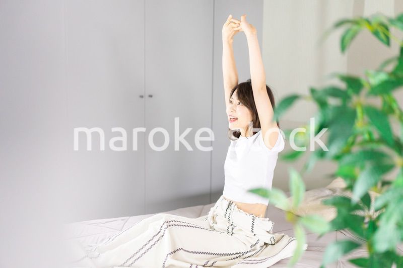 朝日で目覚める若い女性