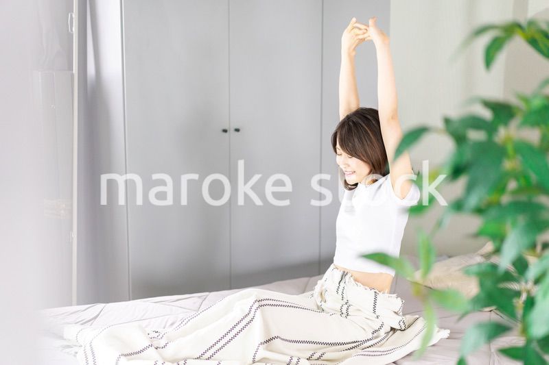 朝日で目覚める若い女性