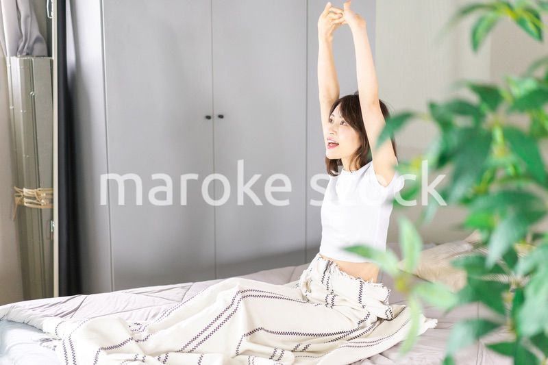 朝日で目覚める若い女性