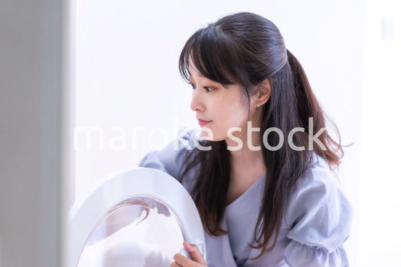 洗濯をする若い女性