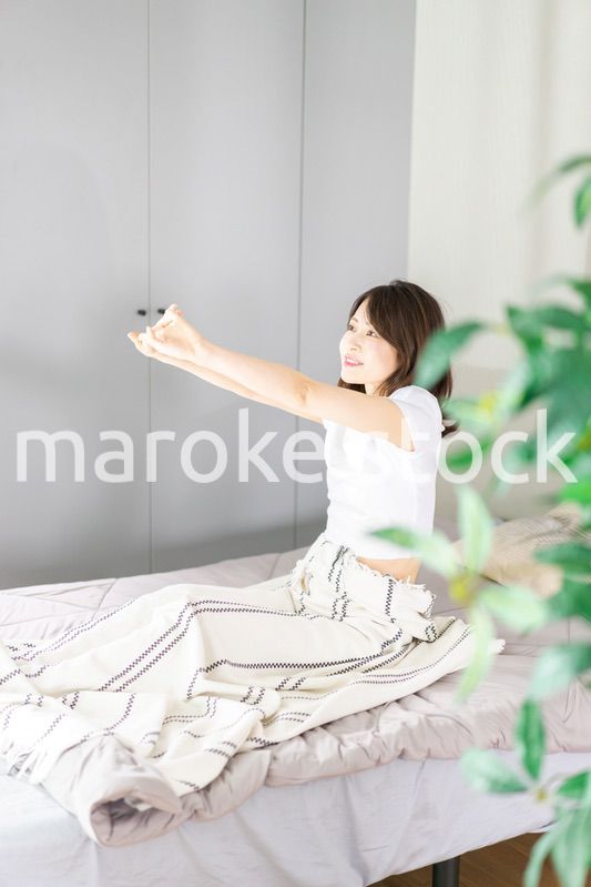 朝日で目覚める若い女性