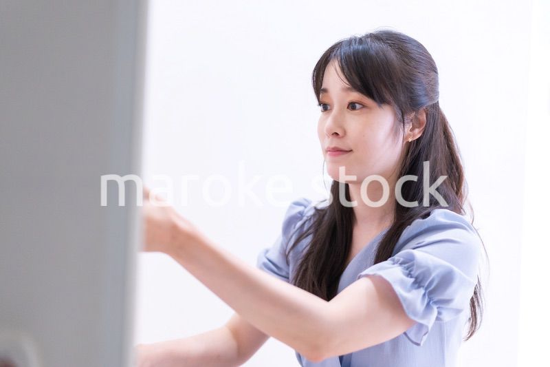 洗濯をする若い女性