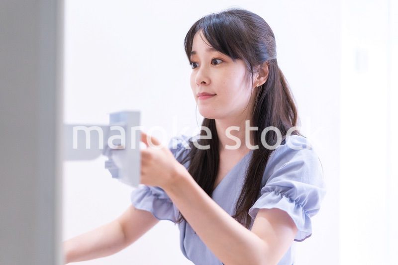 洗濯をする若い女性