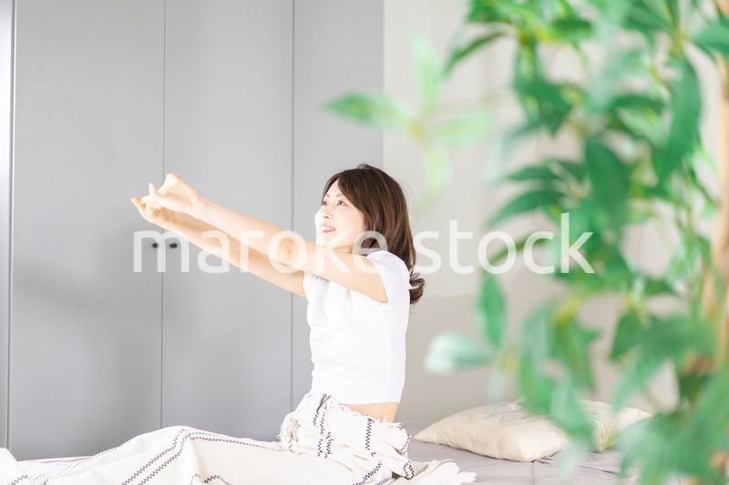 朝日で目覚める若い女性