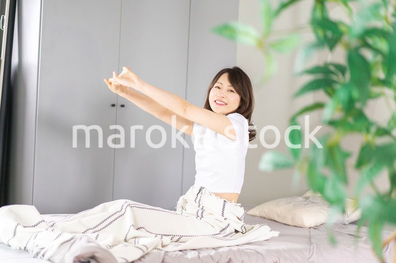 朝日で目覚める若い女性