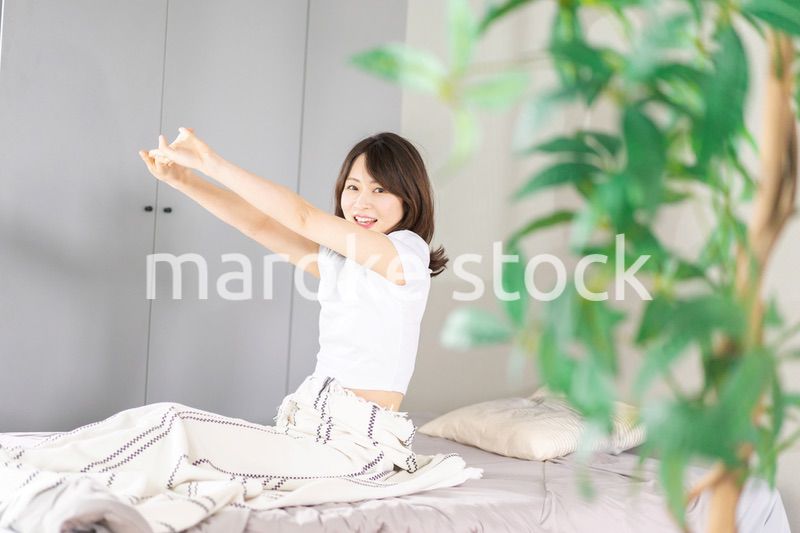 朝日で目覚める若い女性