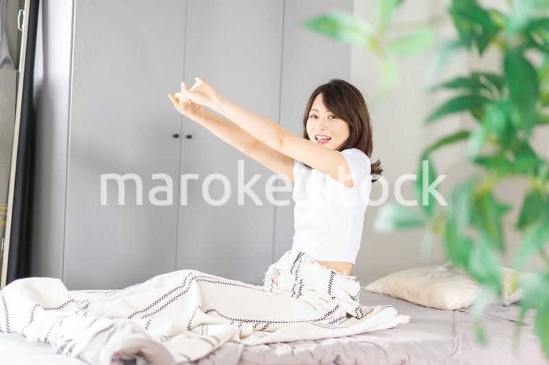 朝日で目覚める若い女性