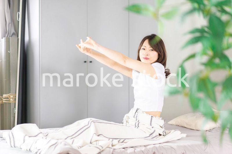 朝日で目覚める若い女性