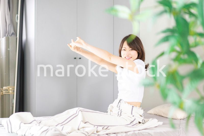 朝日で目覚める若い女性