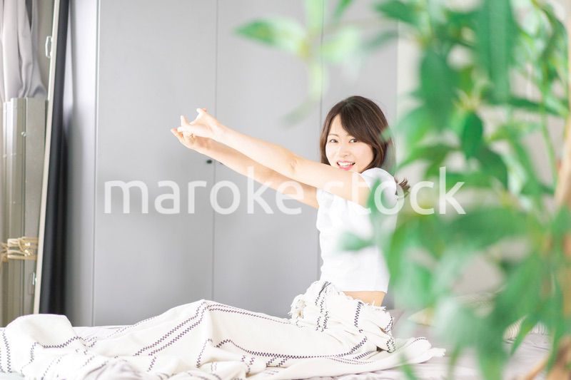 朝日で目覚める若い女性