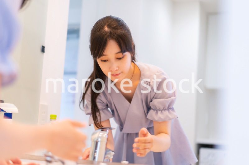 家で洗顔をする若い女性