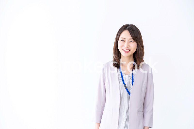 オフィスで微笑む若いビジネスウーマン