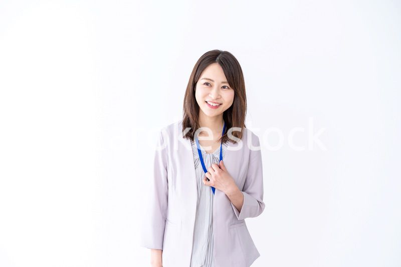 オフィスで微笑む若いビジネスウーマン