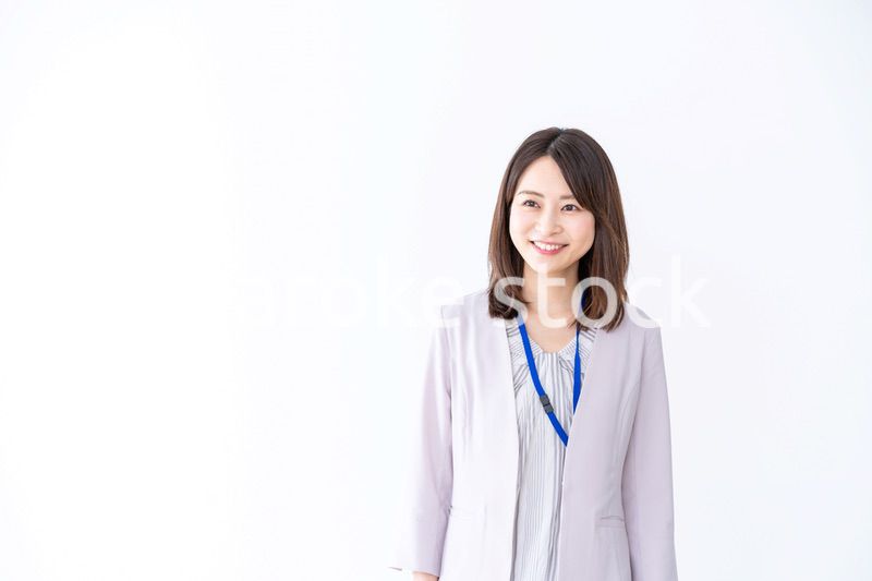 オフィスで微笑む若いビジネスウーマン