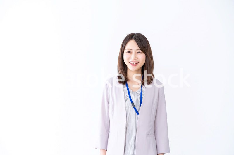 オフィスで微笑む若いビジネスウーマン