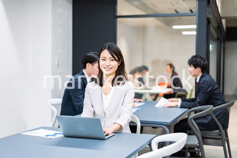 オフィスで働くビジネスパーソン