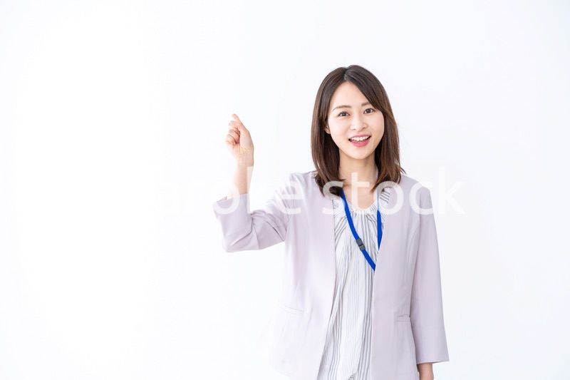 ポイントを指差す若いビジネスウーマン