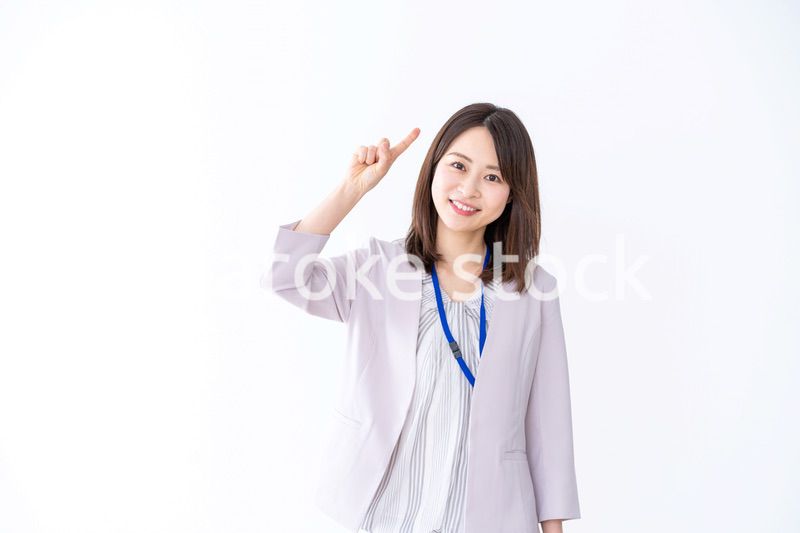 ポイントを指差す若いビジネスウーマン