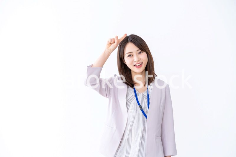 ポイントを指差す若いビジネスウーマン