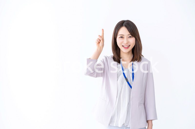 ポイントを指差す若いビジネスウーマン