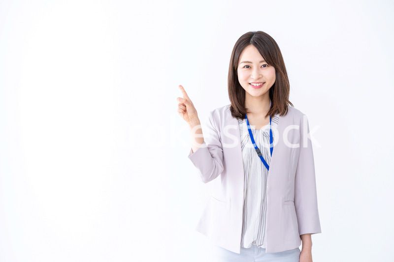 ポイントを指差す若いビジネスウーマン