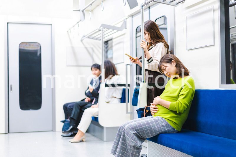 電車内で気分が悪くなった妊婦