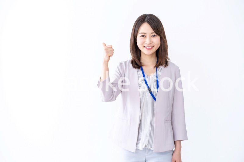 OKサインを示す若いビジネスウーマン