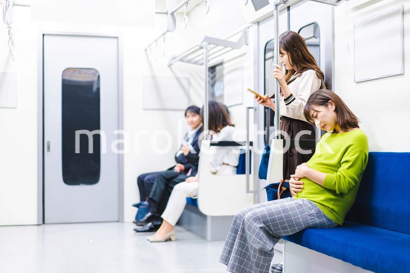 電車内で気分が悪くなった妊婦