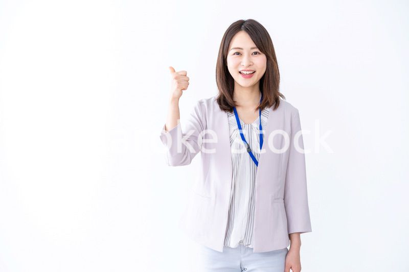 OKサインを示す若いビジネスウーマン